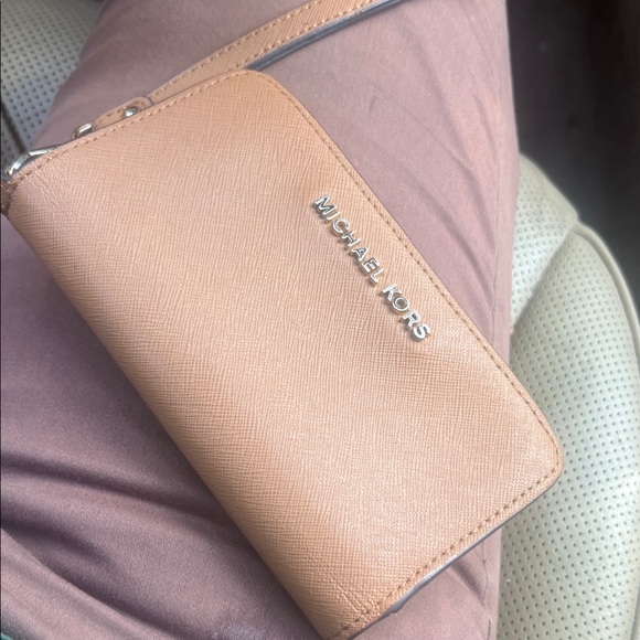 Michael Kors Handbags - Michael Kors Light Brown Wristlet